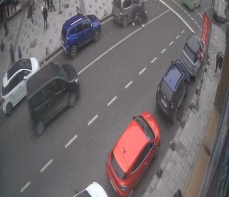 İstanbul Arnavutköy’de ön kaldırarak ilerleyen motosikletli, park halindeki bir araca