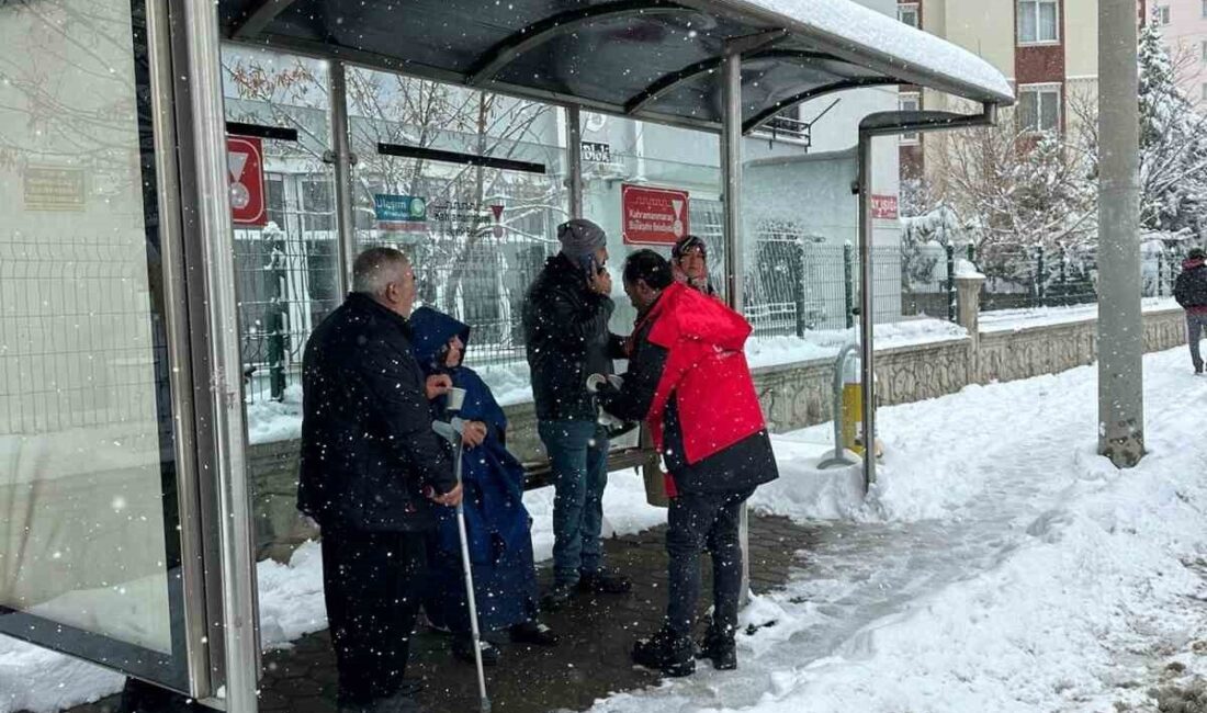 Kahramanmaraş’ın Onikişubat Belediyesi, etkili olan kar yağışının hayatı olumsuz etkilememesi