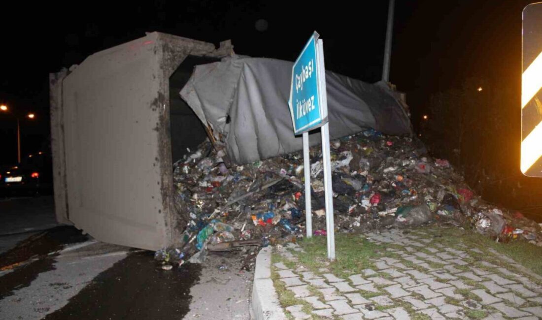 Ordu’nun Ünye ilçesinde virajı alamayarak devrilen çöp kamyonunun sürücüsü yaralandı.