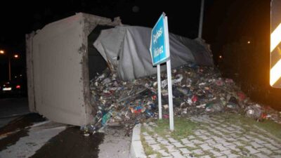 Ordu’nun Ünye ilçesinde virajı alamayarak devrilen çöp kamyonunun sürücüsü yaralandı.