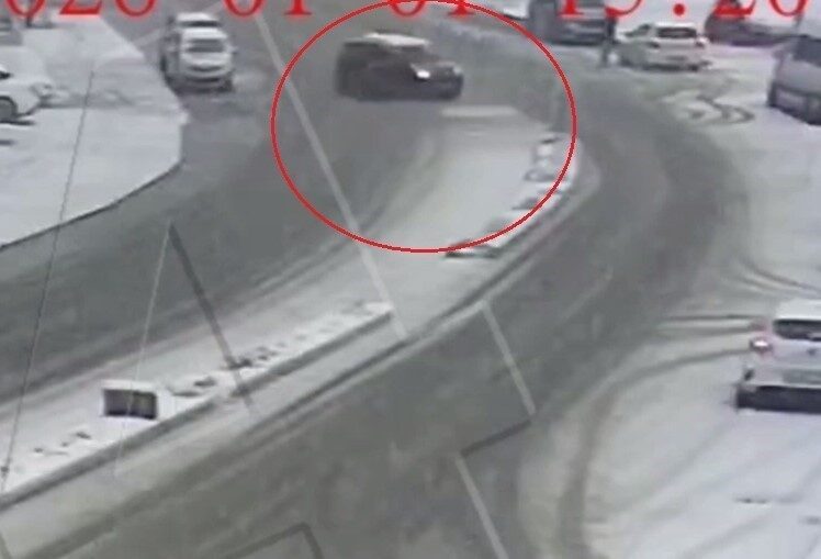 Ordu’da, hafif ticari aracıyla karla kaplı yolda drift yapmaya çalışan