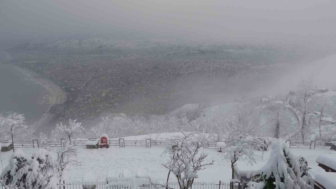 Ordu Valiliği, kar yağışı ve buzlanma nedeniyle 13 ilçenin tamamında,
