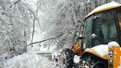 Ordu’da kar yağışının etkisini göstermesiyle birlikte Büyükşehir Belediyesi ekipleri, 24