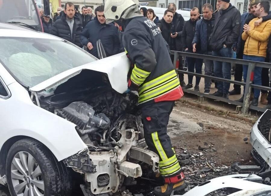 Ordu’nun Perşembe ilçesinde iki otomobilin çarpışması sonucu meydana gelen trafik