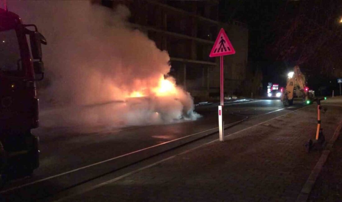 Ordu’nun Ünye ilçesinde seyir halindeyken alev alan kamyonet kullanılamaz hale