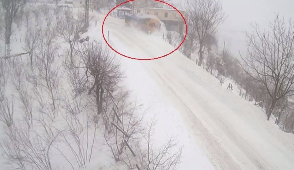 Ordu’nun Korgan ilçesinde yem yüklü tır, kar nedeniyle kayganlaşan yoldan