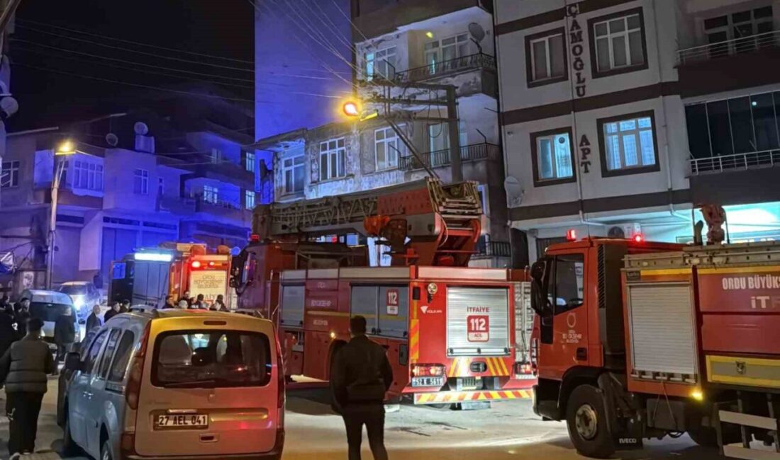 Ordu’nun Ünye ilçesinde bir binanın bacasından yükselen yoğun dumanlar itfaiye