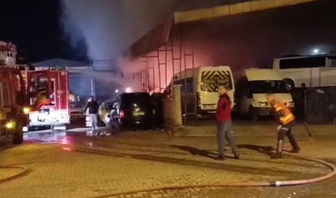 Muğla’nın Ortaca ilçesindeki sanayi sitesinde çıkan yangında 1 minibüs tamamen