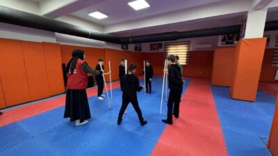 DÜZCE (İHA) – Düzce Teyfik İleri İmam Hatip Ortaokulu öğrencileri,