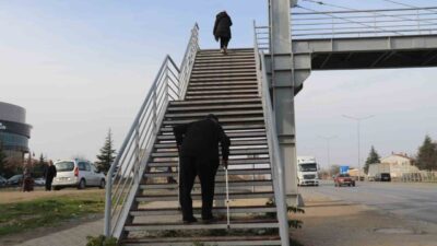 Eskişehir’in Odunpazarı ilçesinde ortasından geçen çevre yolu nedeniyle ikiye bölünen