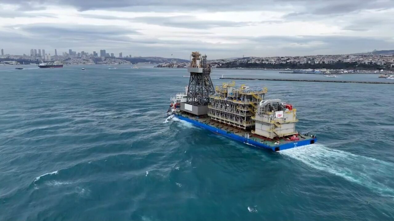 Osman Gazi yüzer üretim platformunun parçaları ile Yıldırım Sondaj Gemisi’nin