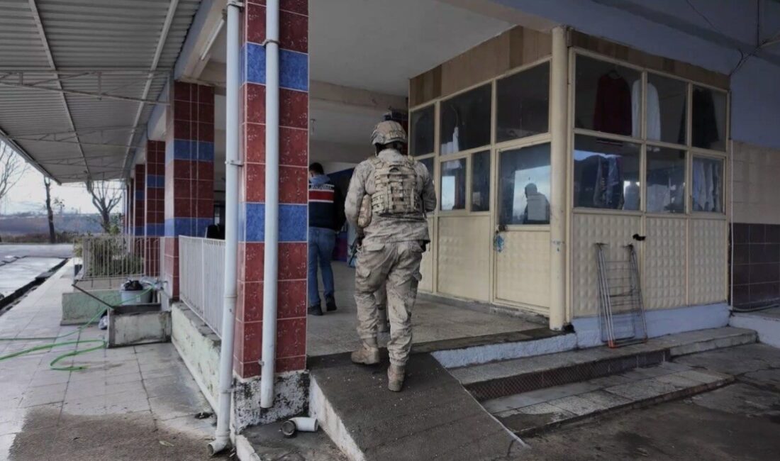 Osmaniye merkezli 2 ilde düzenlenen kaçakçılık operasyonunda, aralarında kamu görevlilerinin