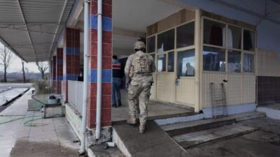 Osmaniye merkezli 2 ilde düzenlenen kaçakçılık operasyonunda, aralarında kamu görevlilerinin