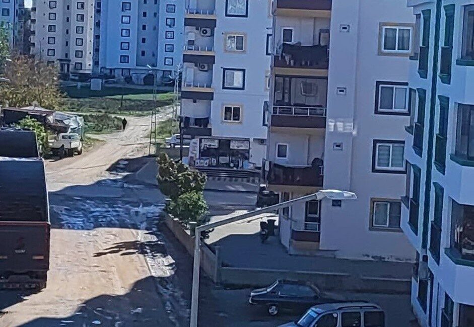 Osmaniye’nin Kadirli ilçesinde yaşadığı binanın 5. katından merdiven boşluğuna düşen