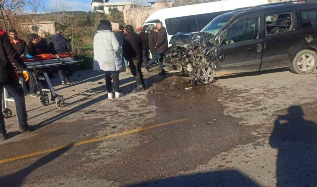 Osmaniye’de işçi servis minibüsü ile hafif ticari aracın çarpıştığı ve