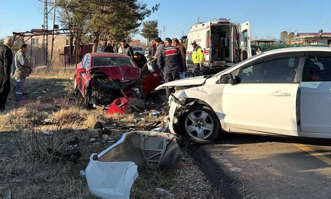 Osmaniye’nin Düziçi ilçesinde, buzlanma nedeniyle kayganlaşan yolda 2 otomobilin çarpışması