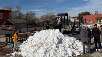 Osmaniye’nin Toprakkale ilçesinde çocukların kar özlemi, belediyenin sürpriziyle giderildi. Toprakkale