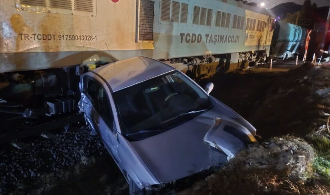 Osmaniye’nin Düziçi ilçesinde hemzemin geçitte yük treni ile otomobilin çarpışması