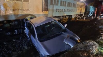 Osmaniye’nin Düziçi ilçesinde hemzemin geçitte yük treni ile otomobilin çarpışması