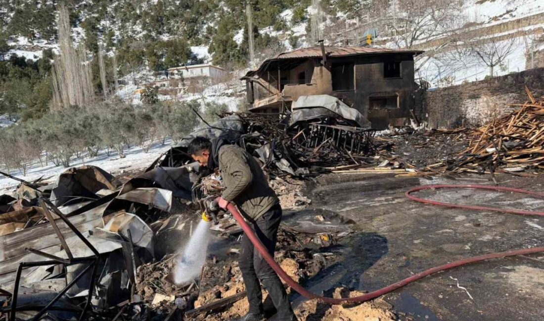 Osmaniye’nin Bahçe ilçesinde bulunan hızar atölyesinde çıkan yangın itfaiye ekiplerin
