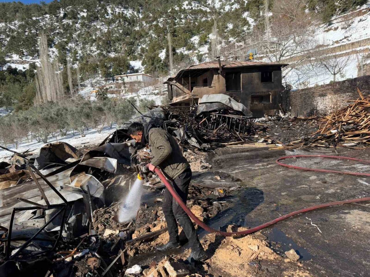Osmaniye’nin Bahçe ilçesinde bulunan hızar atölyesinde çıkan yangın itfaiye ekiplerin