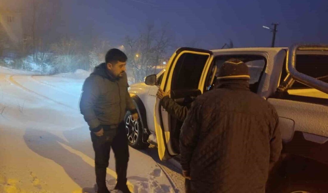 Osmaniye’nin Düziçi ilçesinde, yoğun kar yağışı nedeniyle yolu kapanan mahallede