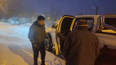 Osmaniye’nin Düziçi ilçesinde, yoğun kar yağışı nedeniyle yolu kapanan mahallede