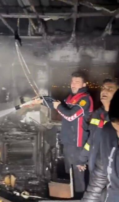 Osmaniye’nin Düziçi ilçesinde tek katlı evde çıkan yangın itfaiye ekiplerinin