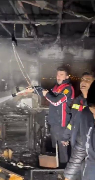 Osmaniye’nin Düziçi ilçesinde tek katlı evde çıkan yangın itfaiye ekiplerinin