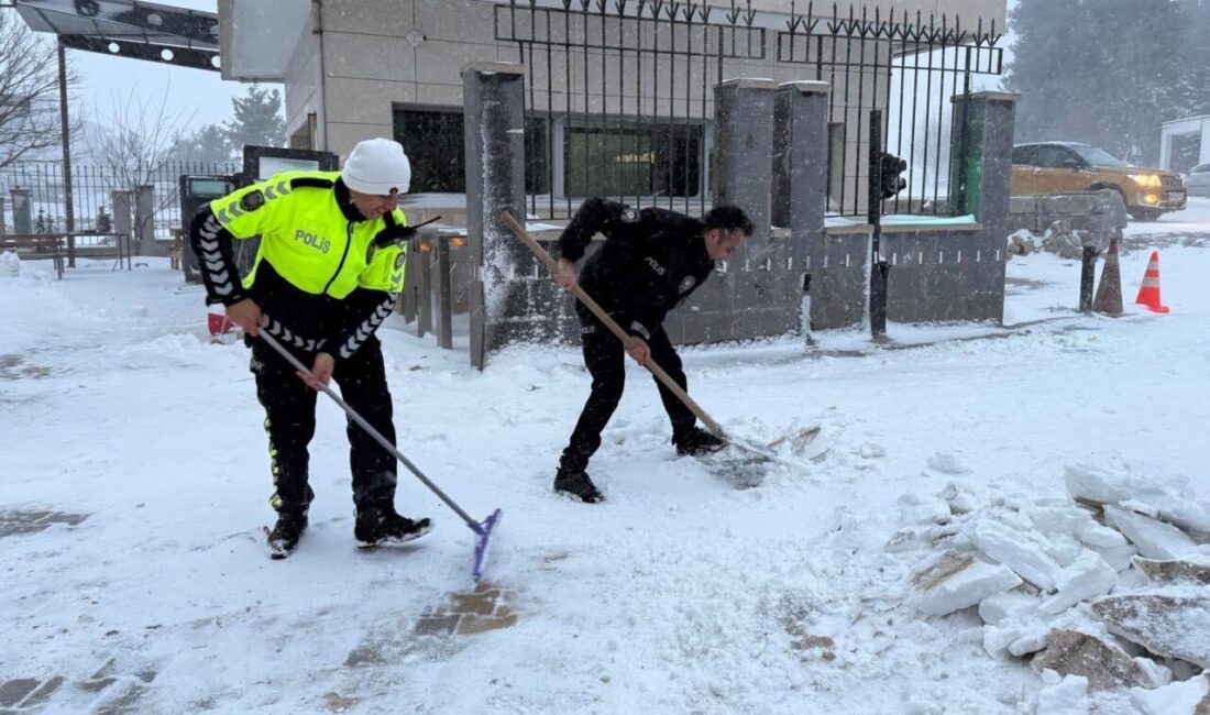 Osmaniye’nin Hasanbeyli ilçesinde etkili olan kar yağışının ardından emniyet mensupları,
