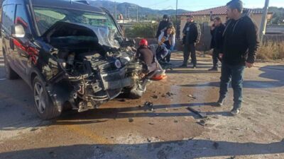 Osmaniye’de işçi taşıyan servis minibüsü ile hafif ticari aracın çarpıştığı