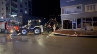 Osmaniye’nin Düziçi ilçesinde etkili olan şiddetli rüzgar, iş yerlerinin önünde