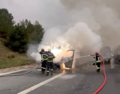 Osmaniye’nin Toprakkele ilçesinde tarım işçilerini taşıyan minibüste yangın çıktı. Alevlere