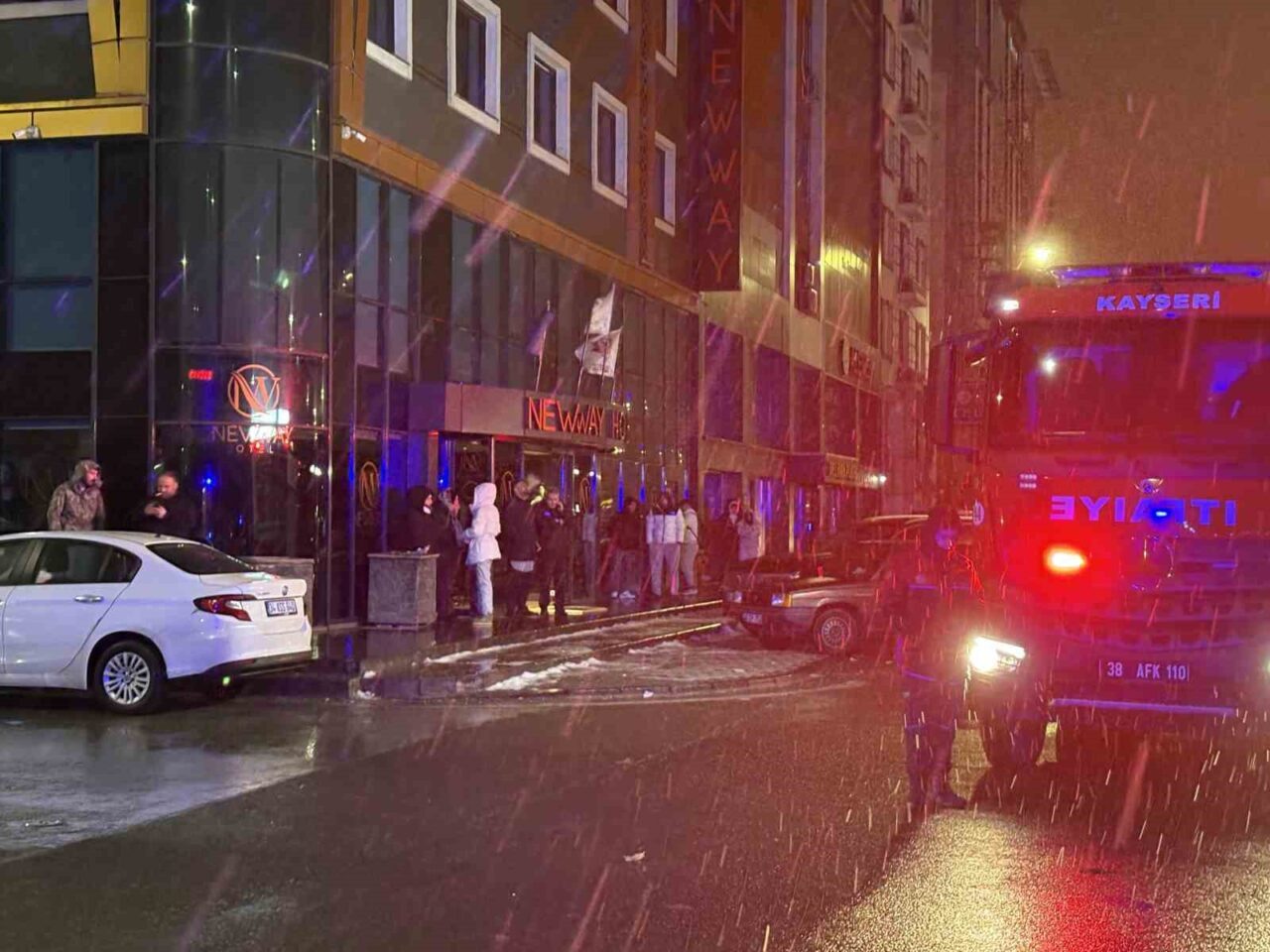 Kayseri’nin Kocasinan ilçesinde 8 katlı otelin bodrumunda çıkan yangın itfaiye