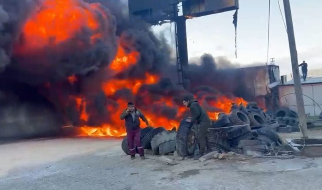 Mersin’in Silifke ilçesindeki oto lastik dükkanında çıkan yangında lastikler küle