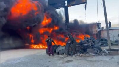 Mersin’in Silifke ilçesindeki oto lastik dükkanında çıkan yangında lastikler küle