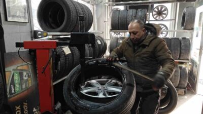Kayseri’de oto lastikçilik yapan Fatih Durmuş, kış aylarında karların erimesi