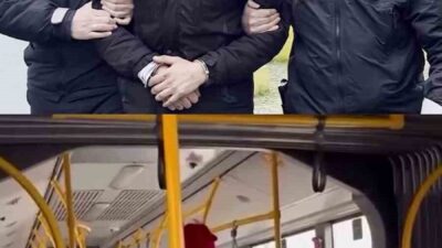 Bursa’da belediye otobüsünde tartıştığı genci tekme tokat darbeden şüpheli, polis