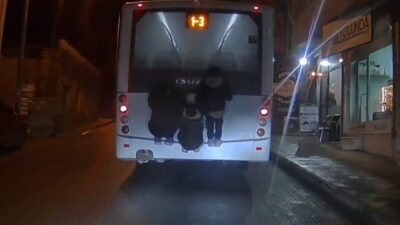 Tekirdağ’ın Süleymanpaşa ilçesinde otobüsün arkasından asılarak yolculuk yapan 3 çocuğun