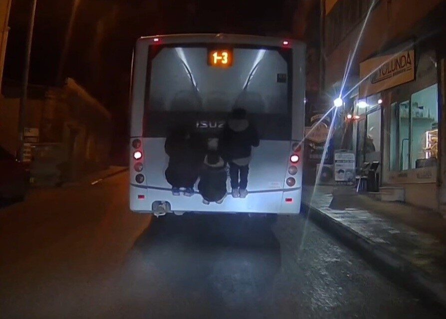 Tekirdağ’ın Süleymanpaşa ilçesinde otobüsün arkasından asılarak yolculuk yapan 3 çocuğun