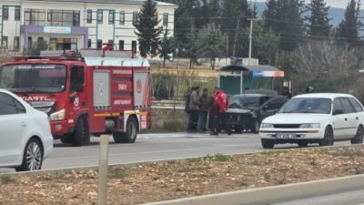 Mersin’in Silifke ilçesinde seyir halinde alev alarak yanan araç itfaiye