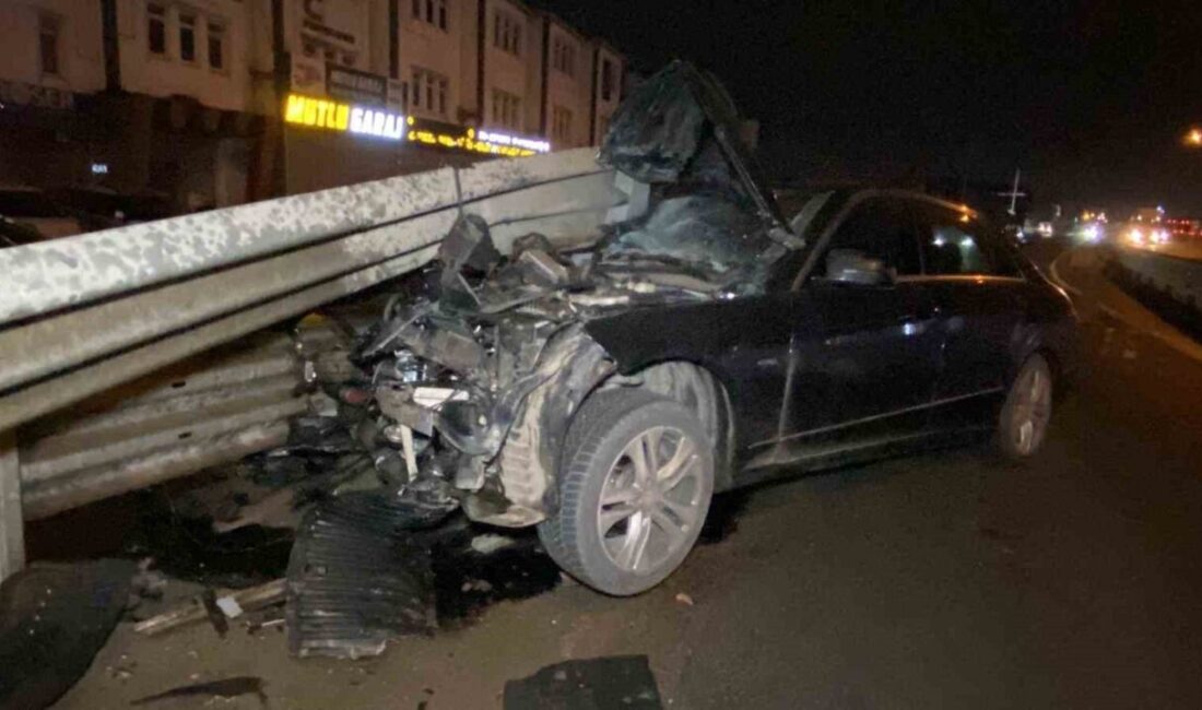 Kocaeli’de seyir halindeki otomobil bariyere saplanarak kullanılamaz hale geldi, sürücü