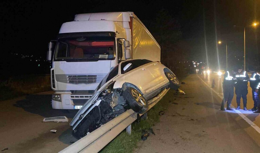 Kocaeli’nin Kartepe ilçesinde kontrolden çıkan otomobil, bariyerlerin üzerinde 15 metre