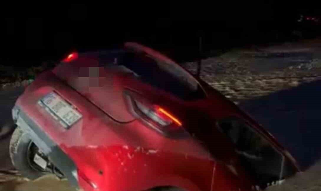 Bursa’nın Nilüfer ilçesinde yol çalışması nedeniyle oluşan çamura giren otomobil