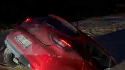 Bursa’nın Nilüfer ilçesinde yol çalışması nedeniyle oluşan çamura giren otomobil