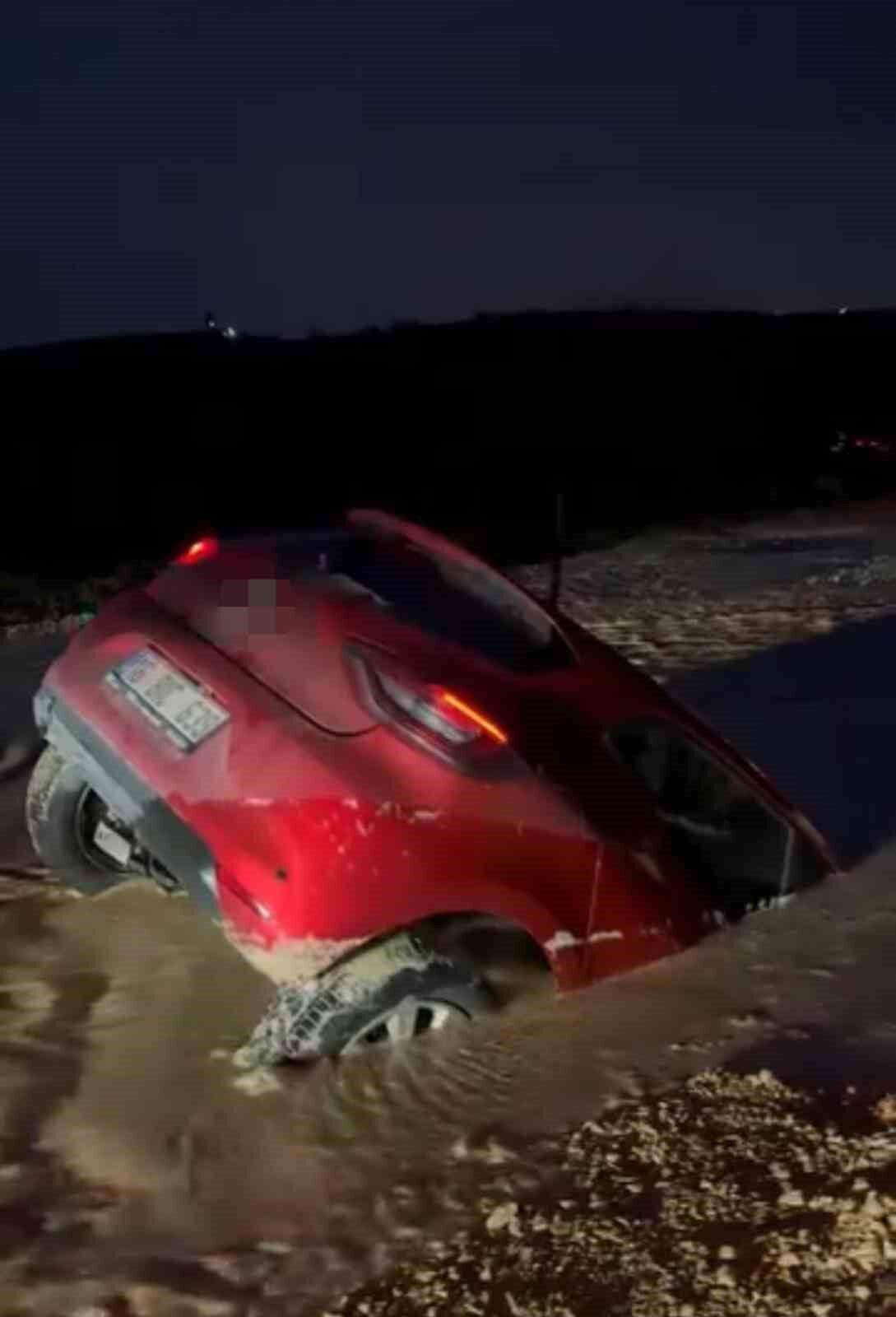 Bursa’nın Nilüfer ilçesinde yol çalışması nedeniyle oluşan çamura giren otomobil