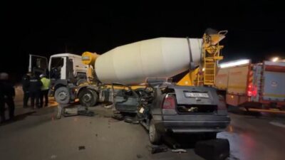 Bartın’de meydana gelen kazada otomobil, beton mikserine çarptı. Araçta sıkışan