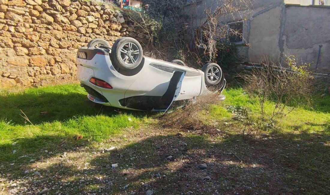 Antalya’nın Kepez ilçesinde kontrolden çıkan otomobilin boş araziye yuvarlanması sonucu