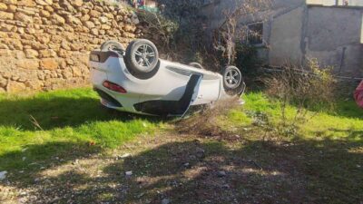 Antalya’nın Kepez ilçesinde kontrolden çıkan otomobilin boş araziye yuvarlanması sonucu