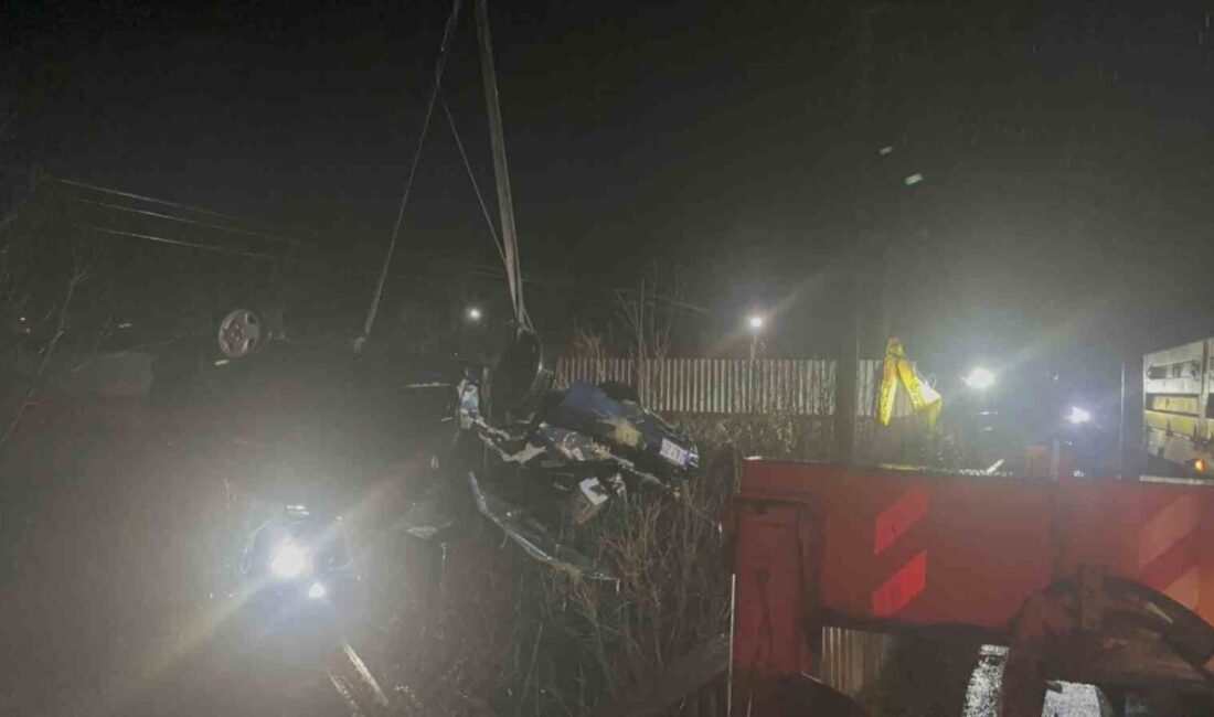 Kocaeli’nin Kandıra ilçesinde çaya uçan otomobildeki baba ve oğlu hayatını